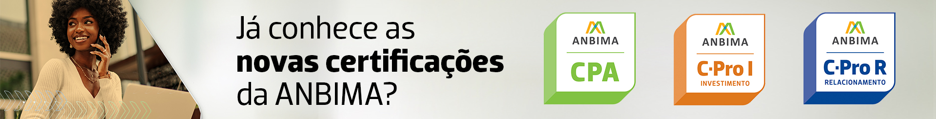 banner, à esquerda uma mulher negra, sorrindo, olhando para o lado e com um notebook em suas mãos. À direita da imagem a marca Certificações ANBIMA, texto Acompanhe as mudanças nas certificações para profissionais da área de distribuição de produtos de investimento. Na sequencêcia, os selos das novas certificações de distrbuição da ANBIMA 